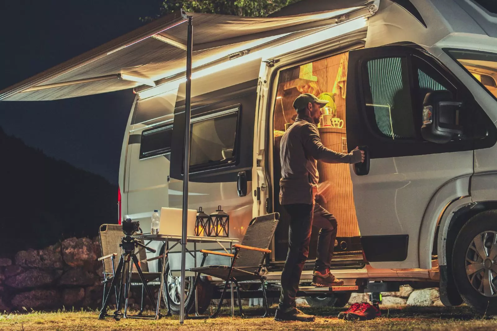 How do I permanently live in an RV?